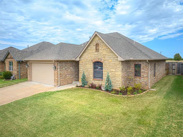 Photo 2 — 14004 Georgian Way, Yukon, OK 73099