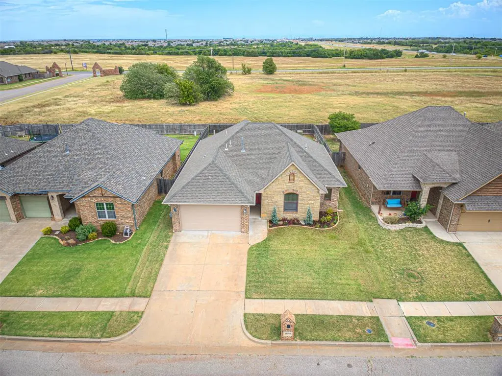 Photo 3 — 14004 Georgian Way, Yukon, OK 73099