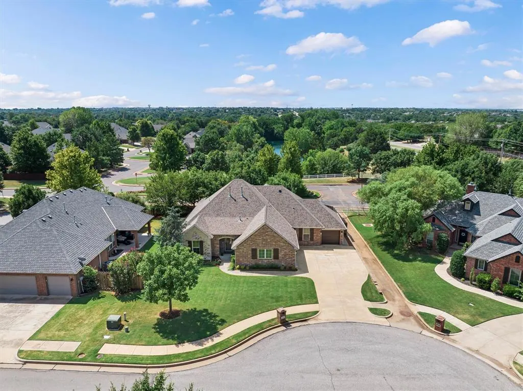 Photo 2 — 840 Sea Biscuit Drive, Edmond, OK 73025