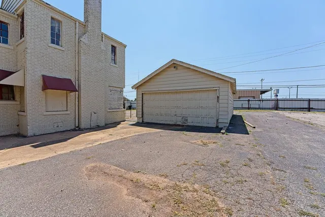 Photo 7 — 400 SW 28th Street, Oklahoma City, OK 73109