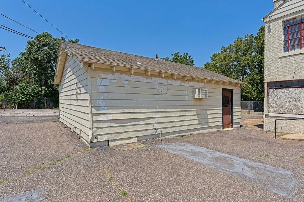 Photo 9 — 400 SW 28th Street, Oklahoma City, OK 73109