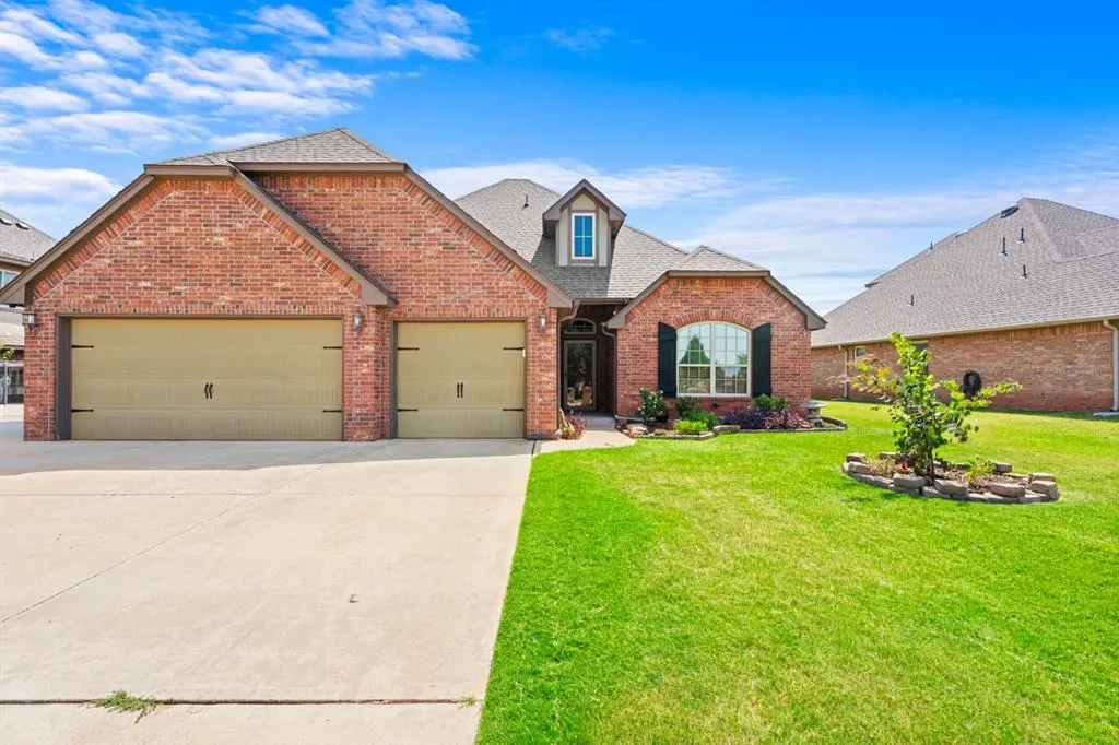 Front exterior — 4924 Champlain Place, Edmond, OK 73025