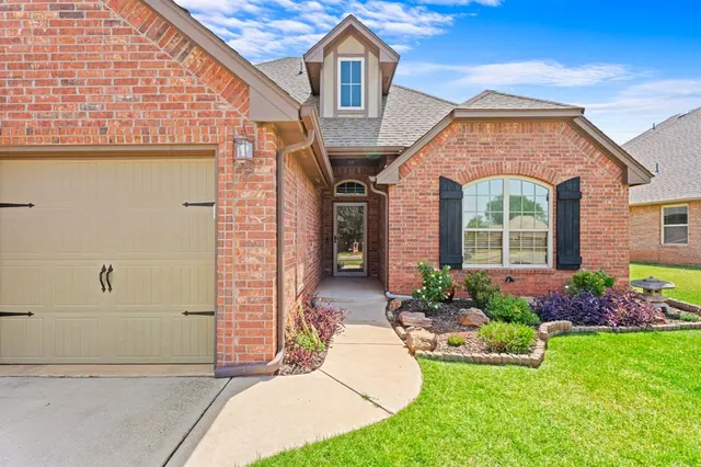 Photo 2 — 4924 Champlain Place, Edmond, OK 73025