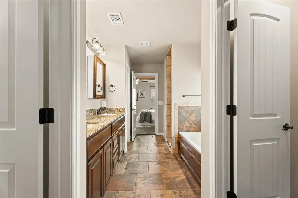 Photo 10 — 4924 Champlain Place, Edmond, OK 73025