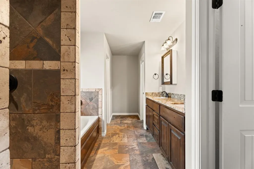 Photo 11 — 4924 Champlain Place, Edmond, OK 73025