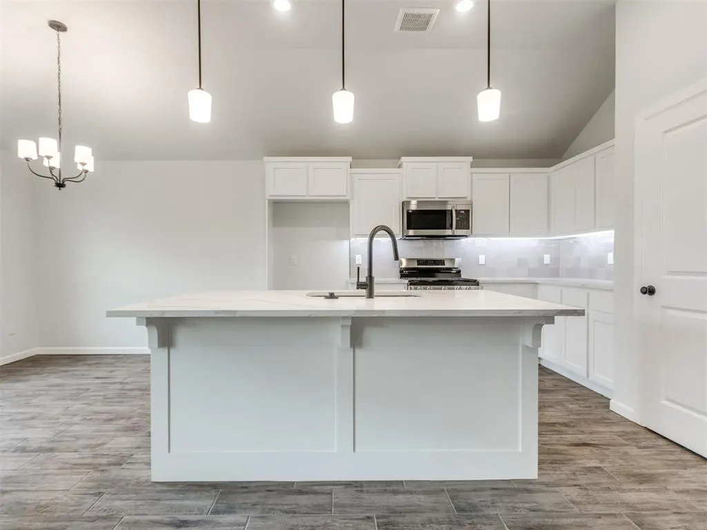 Photo 10 — 1808 Pin Cherry Lane, Moore, OK 73160