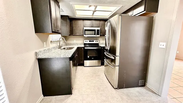 Photo 6 — 6715 Lyrewood Lane, Oklahoma City, OK 73132