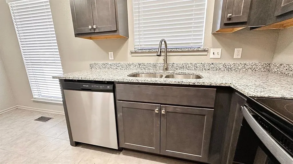 Photo 8 — 6715 Lyrewood Lane, Oklahoma City, OK 73132