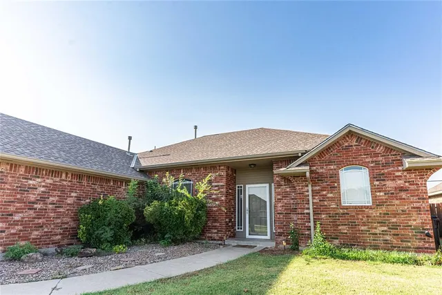 Photo 3 — 10820 NW 37th Street, Yukon, OK 73099
