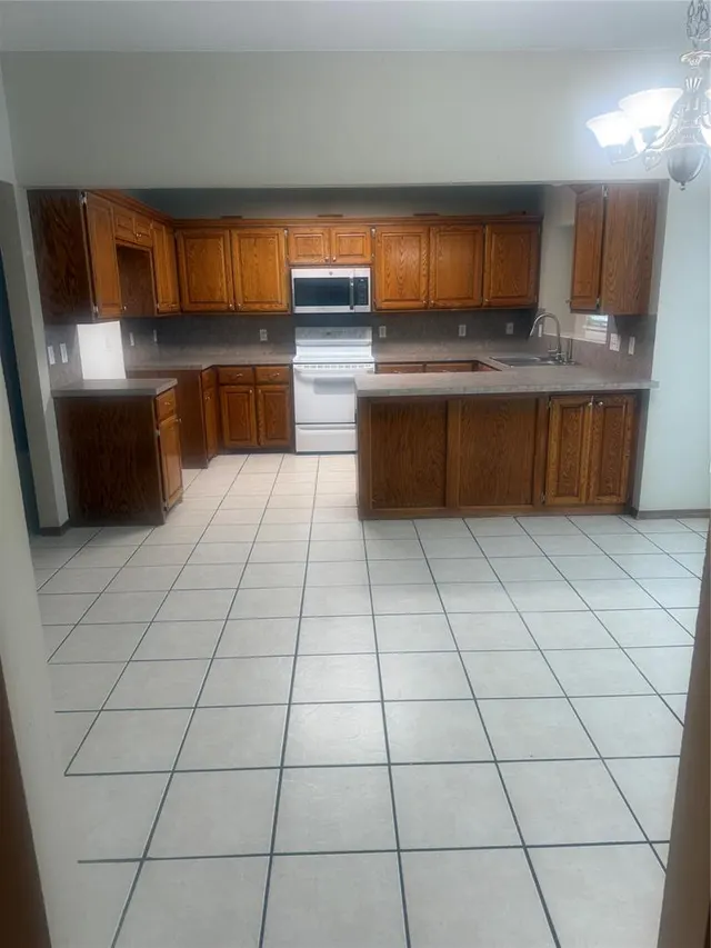 Photo 3 — 12513 SW 14th Street, Yukon, OK 73099