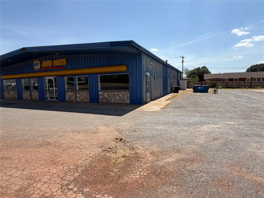 Photo 3 — 1118 E Main Street, Cordell, OK 73632