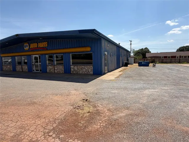 Photo 3 — 1118 E Main Street, Cordell, OK 73632
