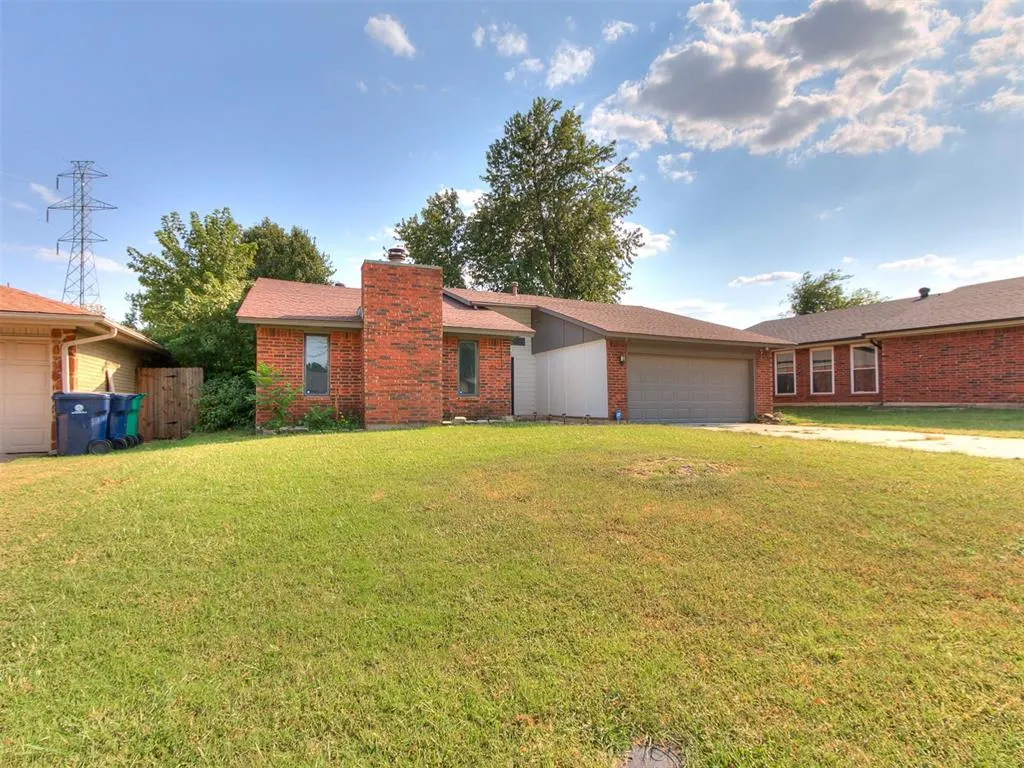 Photo 2 — 8208 N Crestline Court, Oklahoma City, OK 73132