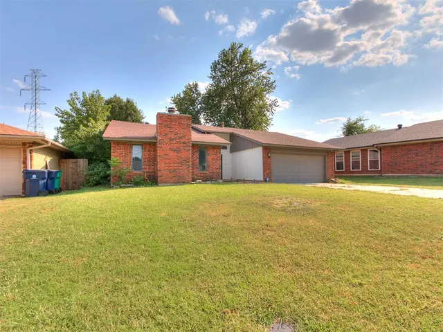 Photo 2 — 8208 N Crestline Court, Oklahoma City, OK 73132
