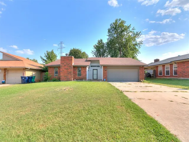 Photo 3 — 8208 N Crestline Court, Oklahoma City, OK 73132