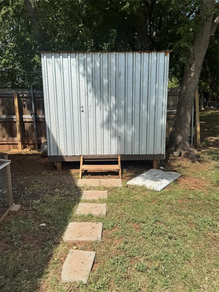 Photo 16 — 611 SW 6th Street, Lindsay, OK 73052