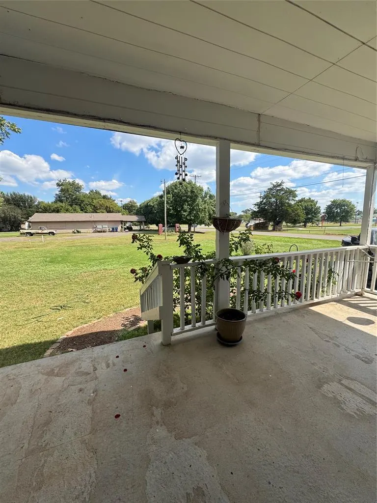 Photo 17 — 611 SW 6th Street, Lindsay, OK 73052