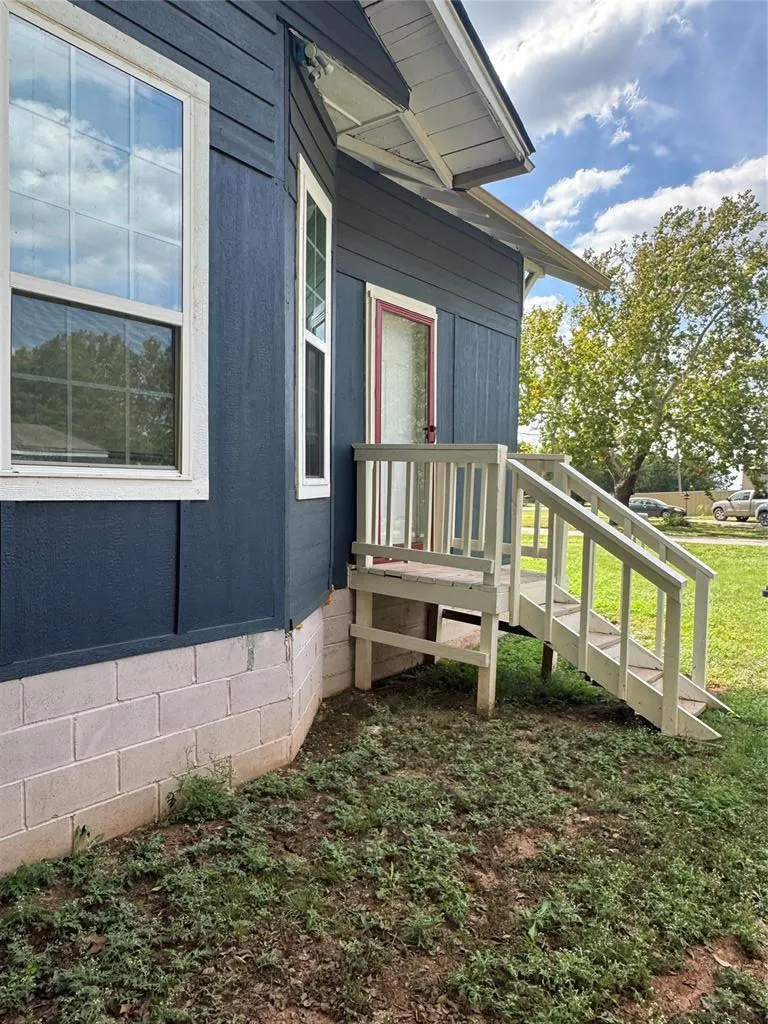 Photo 18 — 611 SW 6th Street, Lindsay, OK 73052