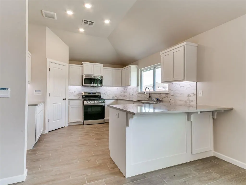 Photo 9 — 1804 Pin Cherry Lane, Moore, OK 73160