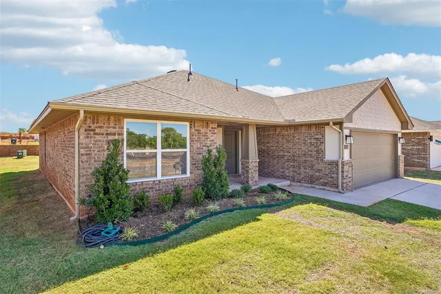 Photo 2 — 1804 Pin Cherry Lane, Moore, OK 73160