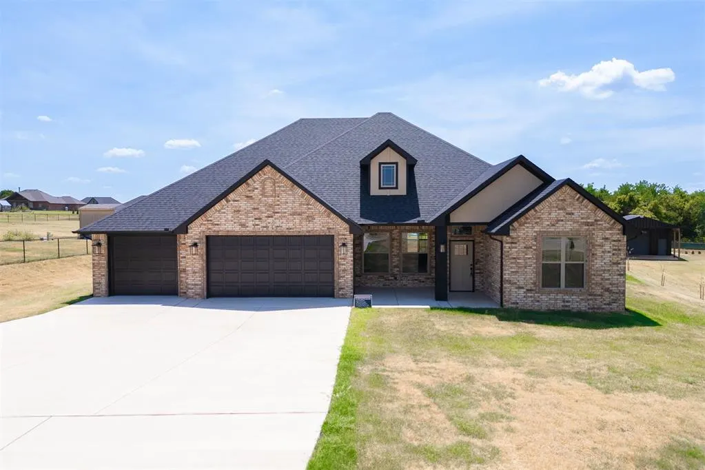 Front exterior — 2433 Raven Circle, Blanchard, OK 73010