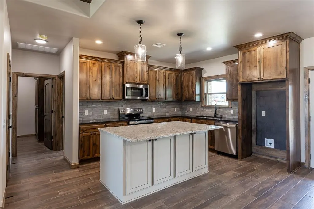 Photo 2 — 2433 Raven Circle, Blanchard, OK 73010