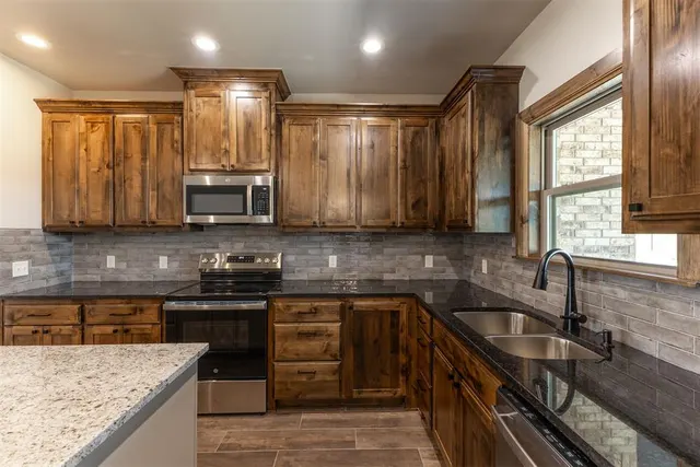 Photo 3 — 2433 Raven Circle, Blanchard, OK 73010
