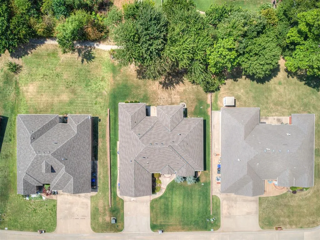 Photo 2 — 407 Canterbury Road, Midwest City, OK 73130