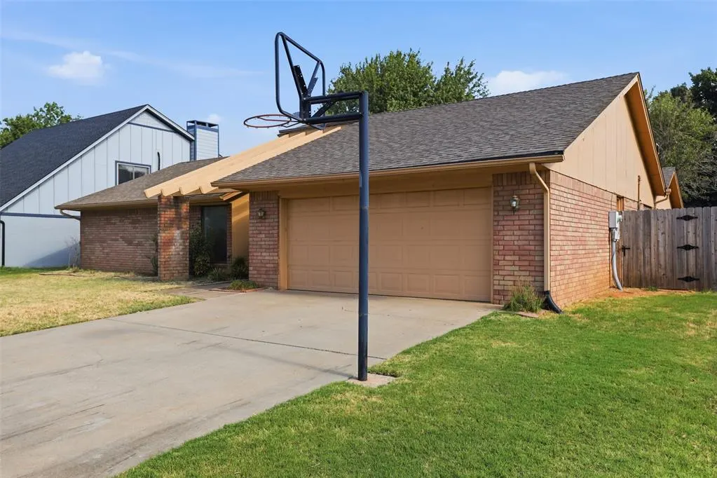 Photo 2 — 10337 Kendal Avenue, Yukon, OK 73099