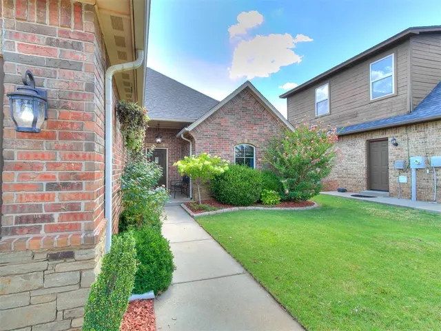 Photo 2 — 18305 Haslemere Lane, Edmond, OK 73012