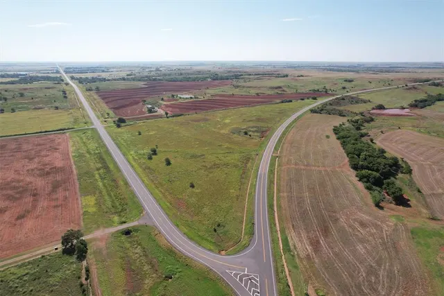 Photo 4 — 17 E 1040 & Hwy 73 Road, Foss, OK 73647