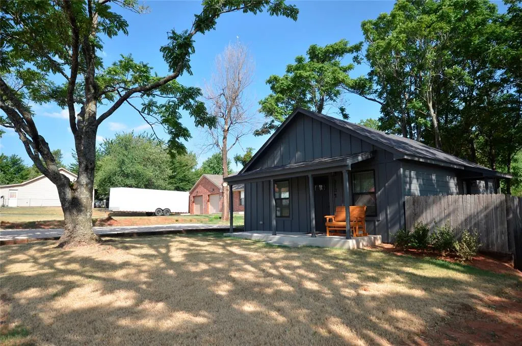 Photo 2 — 313 SE 2nd Street, Blanchard, OK 73010