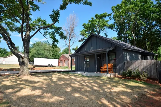 Photo 2 — 313 SE 2nd Street, Blanchard, OK 73010