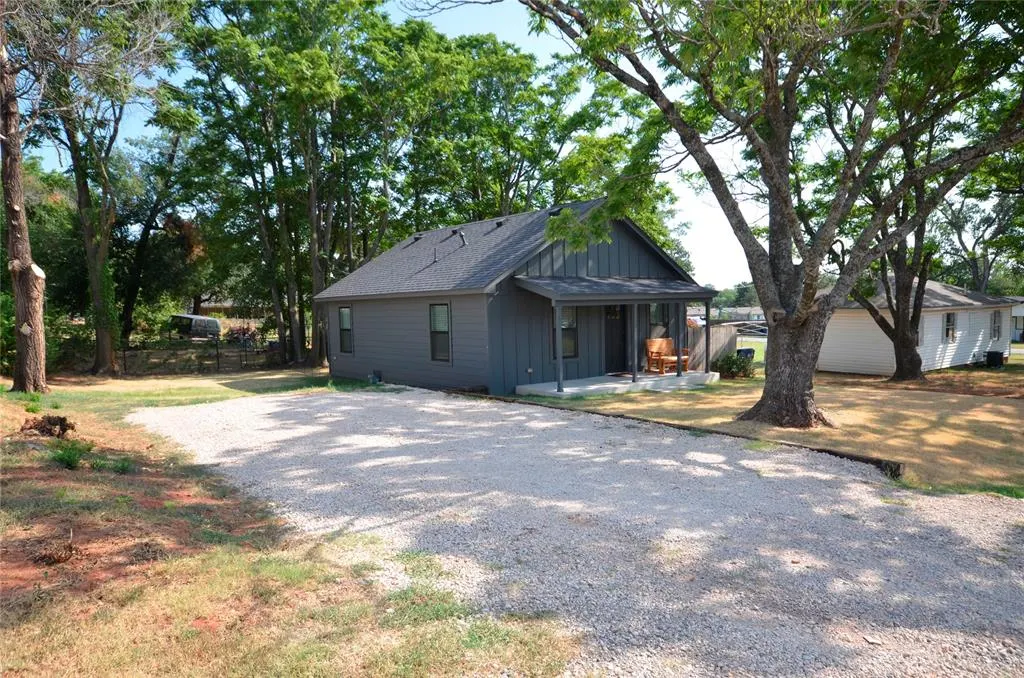 Photo 3 — 313 SE 2nd Street, Blanchard, OK 73010