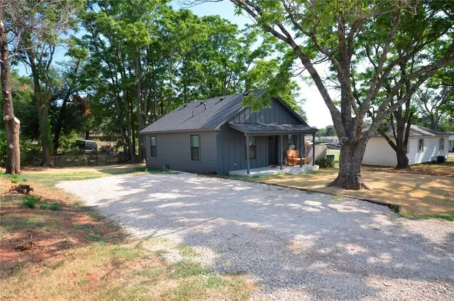 Photo 3 — 313 SE 2nd Street, Blanchard, OK 73010