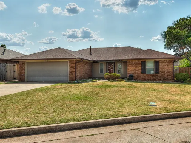 Photo 2 — 10113 Albert Lane, Yukon, OK 73099
