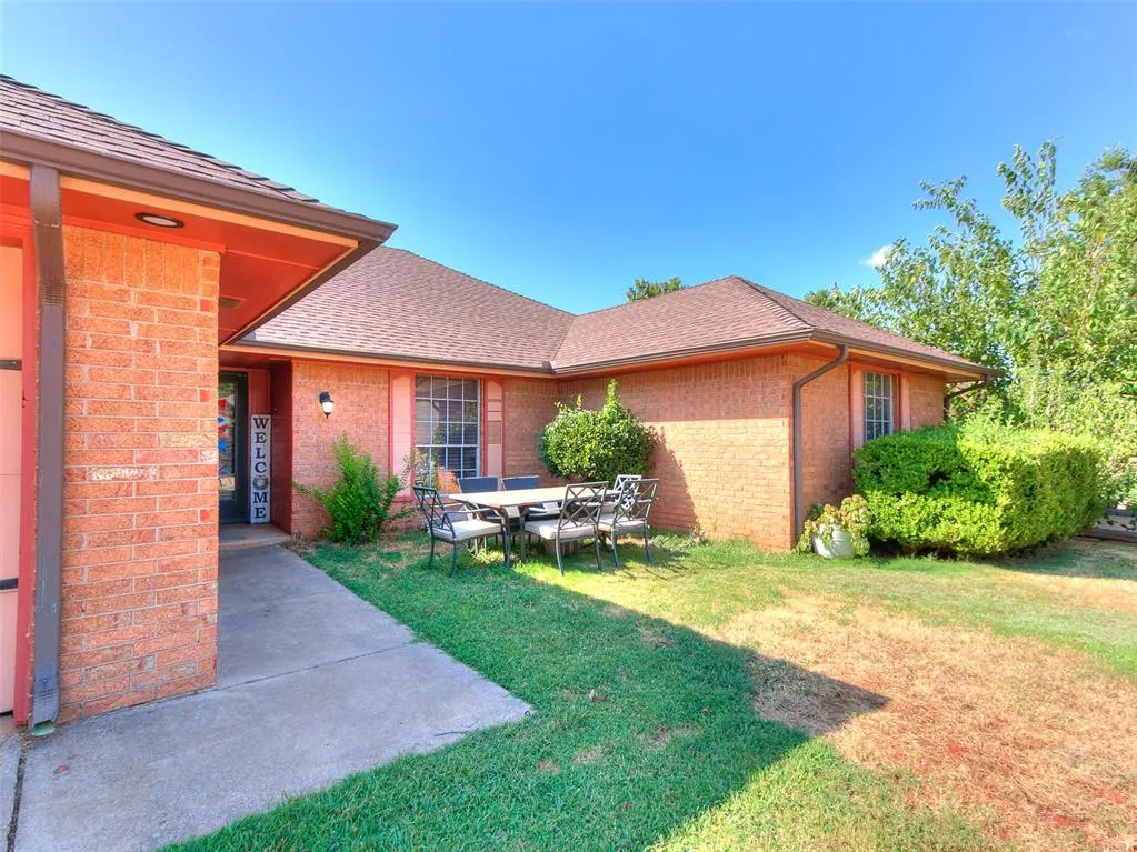 Photo 2 — 11064 Folkstone Drive, Yukon, OK 73099