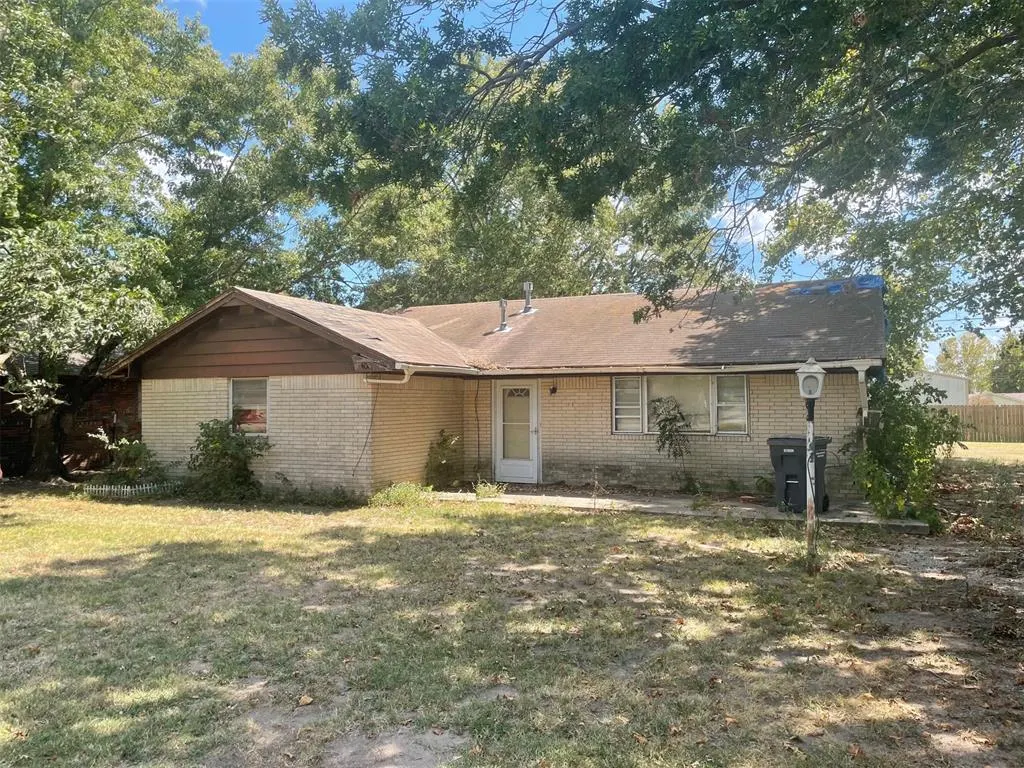 Front exterior — 405 E Main Street, Maud, OK 74854