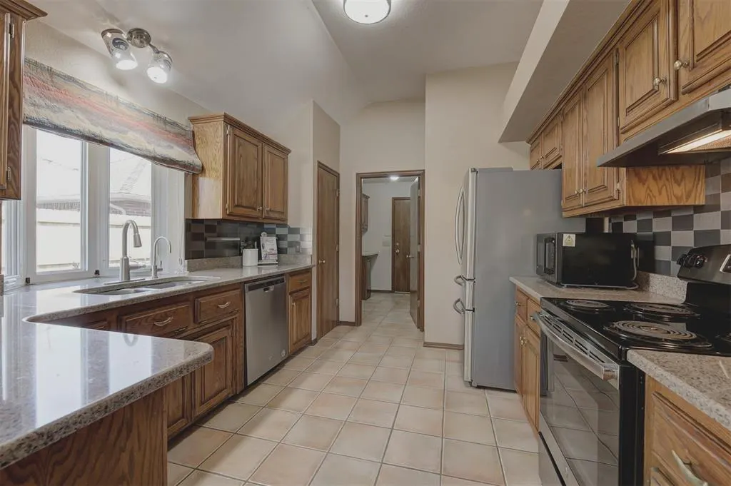 Photo 10 — 4100 Drawbridge Lane, Norman, OK 73072