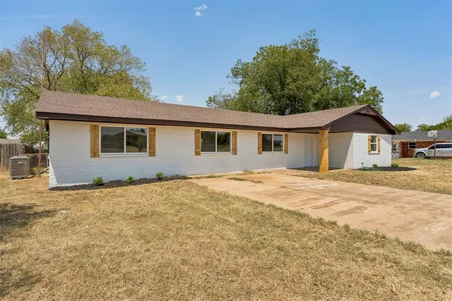 Photo 4 — 2024 E Robberts Avenue, Kingfisher, OK 73750