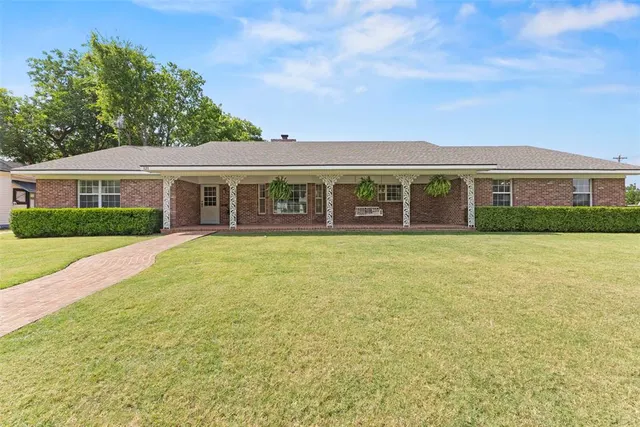 Front exterior — 121 W 17th Street, Ada, OK 74820