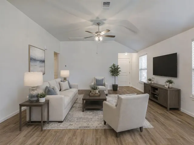 Photo 6 — 13604 Grass Plain Avenue, Yukon, OK 73099