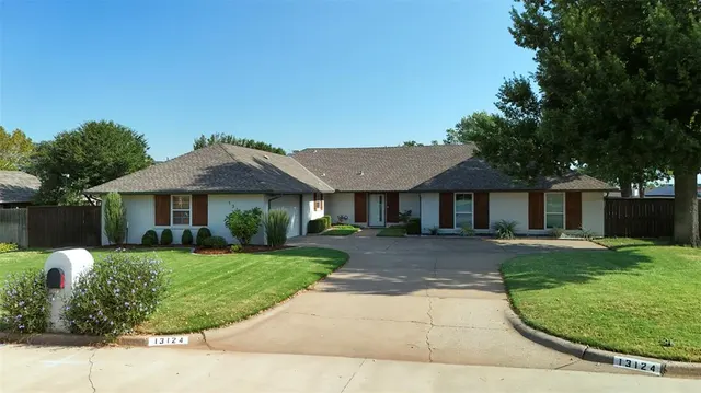 Photo 4 — 13124 Saint Andrews Drive, Oklahoma City, OK 73120