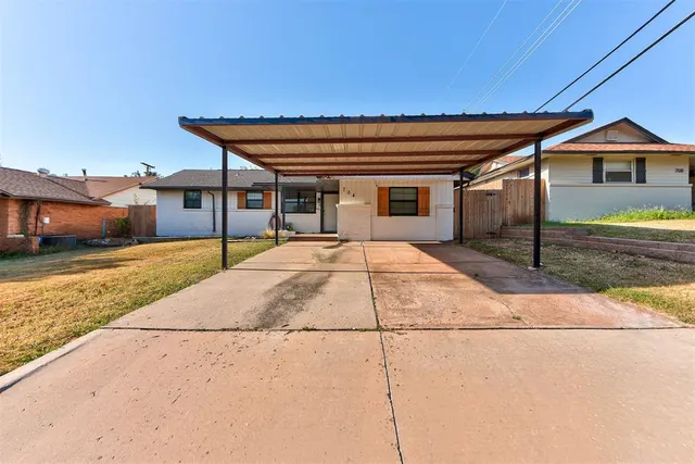 Photo 4 — 704 SW 1st Street, Moore, OK 73160
