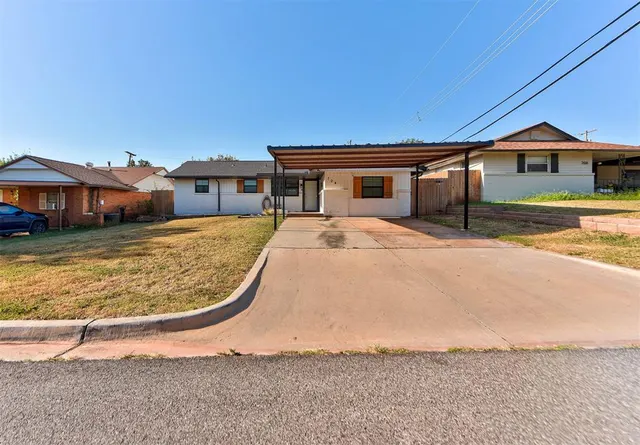 Photo 5 — 704 SW 1st Street, Moore, OK 73160