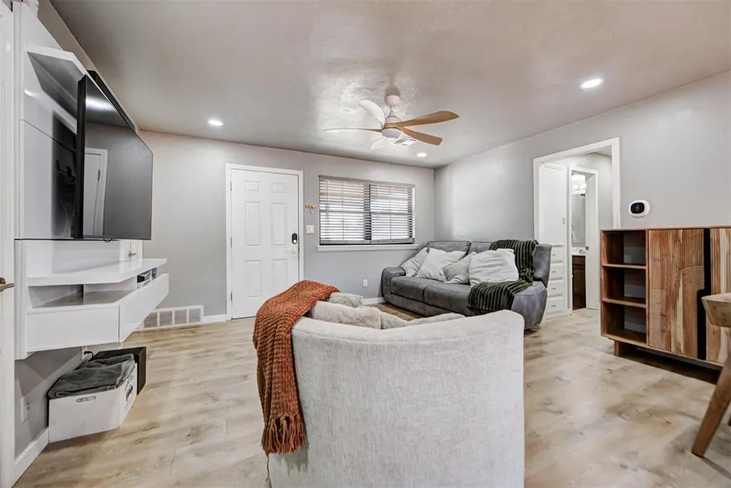 Photo 12 — 704 SW 1st Street, Moore, OK 73160