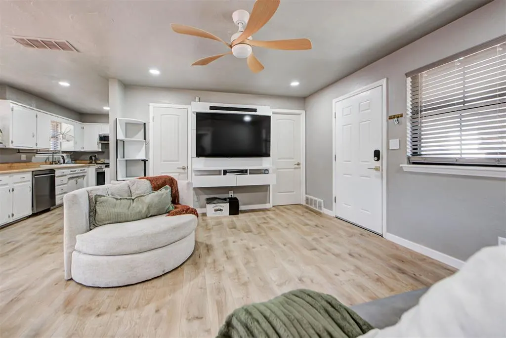 Photo 14 — 704 SW 1st Street, Moore, OK 73160