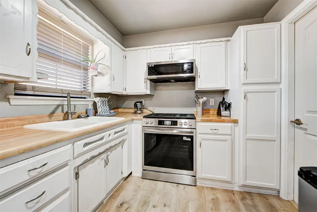 Photo 21 — 704 SW 1st Street, Moore, OK 73160