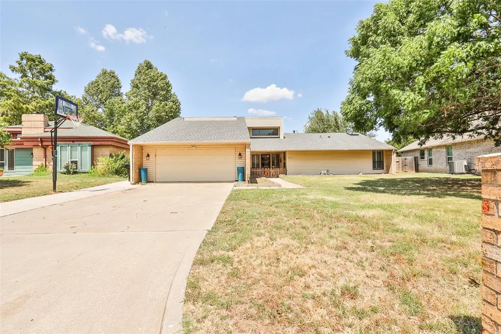 Front exterior — 225 SE 28th Street, Moore, OK 73160