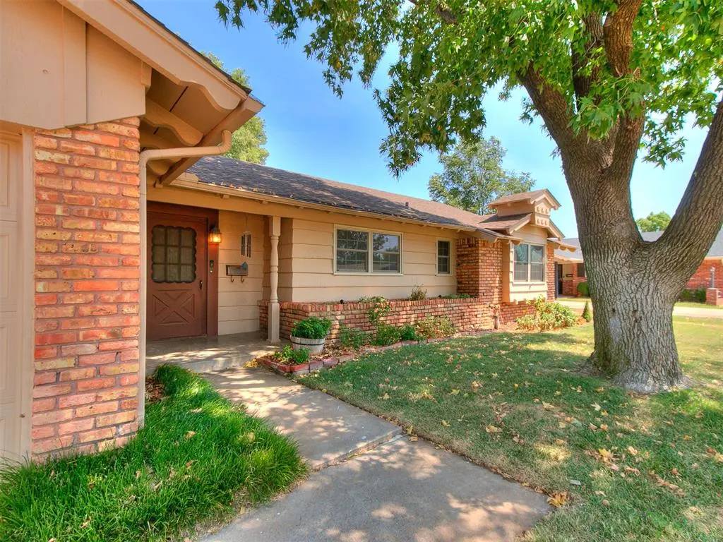 Photo 2 — 2745 Plymouth Lane, The Village, OK 73120